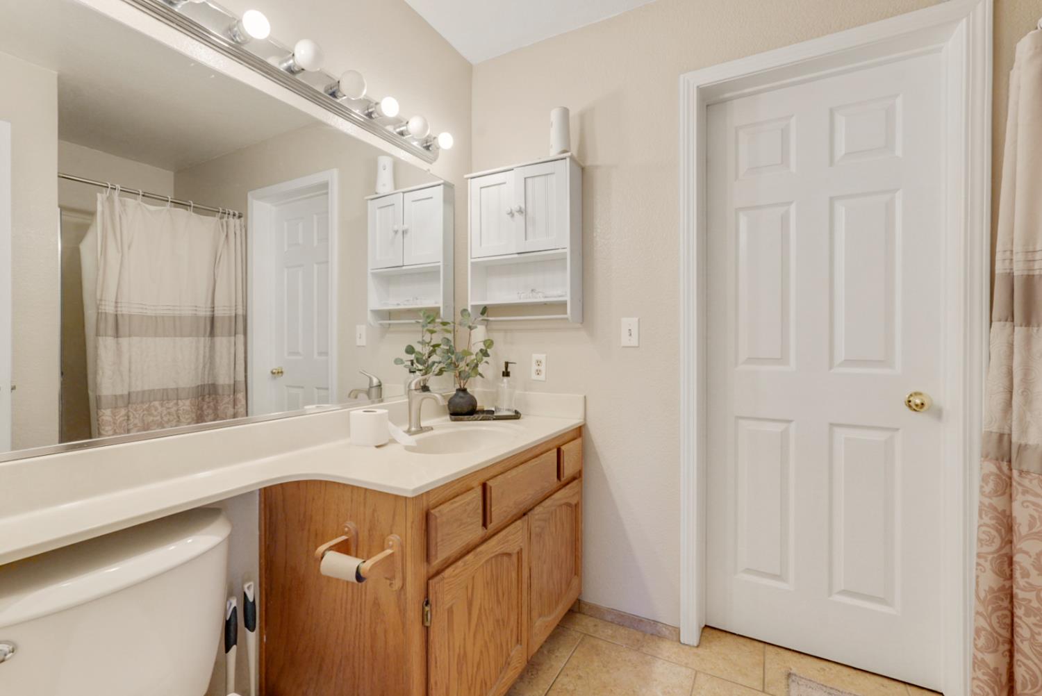 708 Coastal Ct, Los Banos, CA 93635