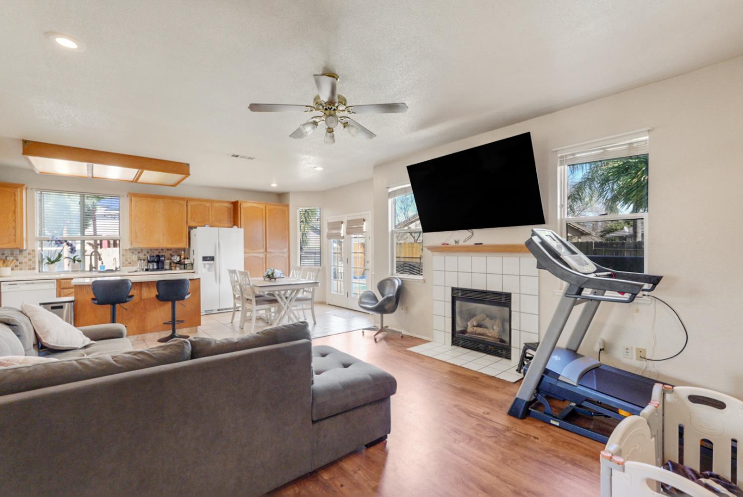 708 Coastal Ct, Los Banos, CA 93635