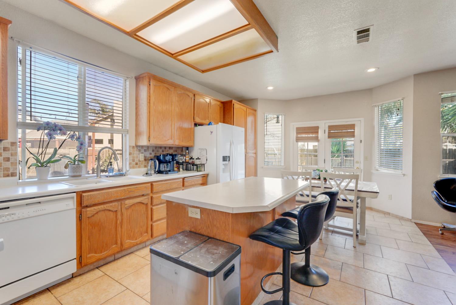 708 Coastal Ct, Los Banos, CA 93635