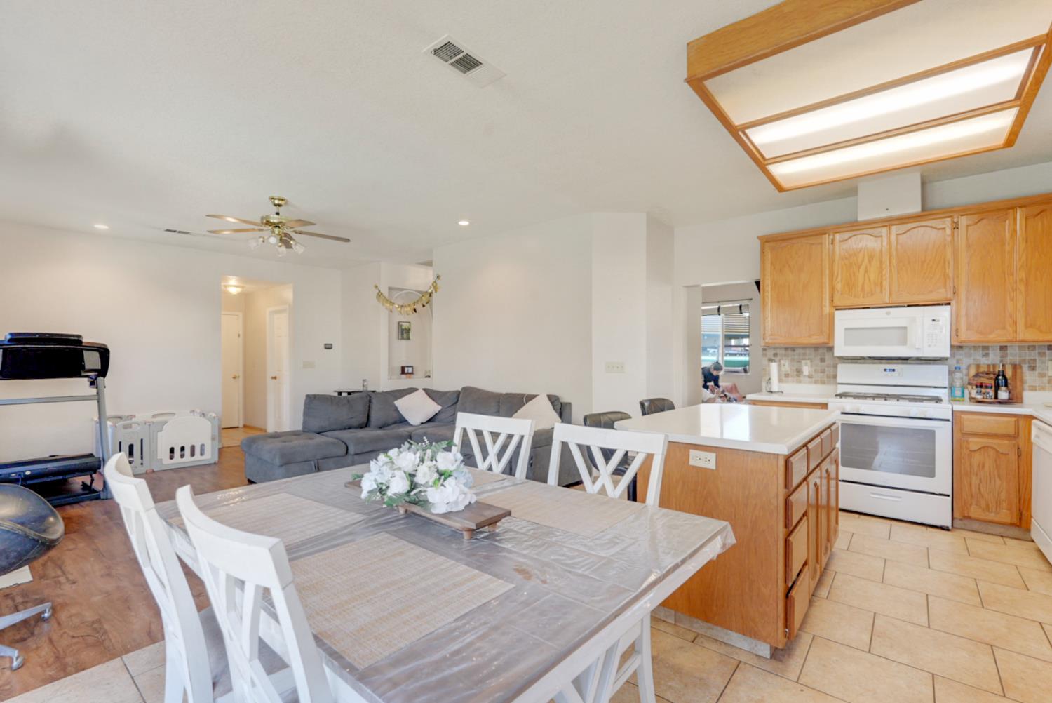 708 Coastal Ct, Los Banos, CA 93635