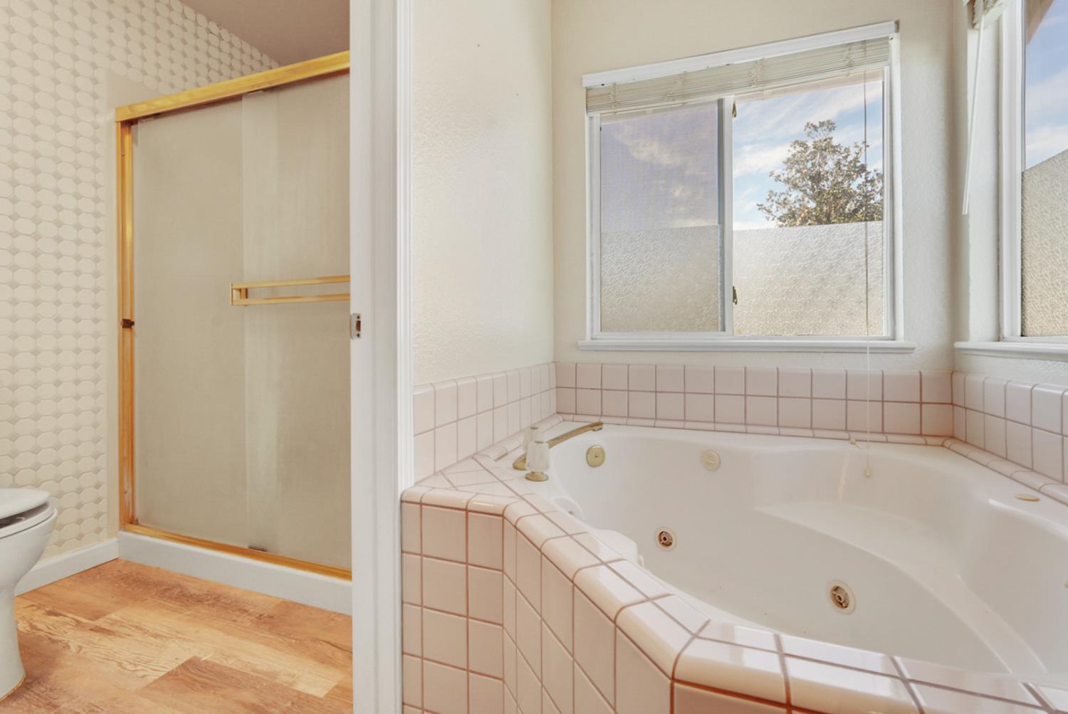 708 Coastal Ct, Los Banos, CA 93635