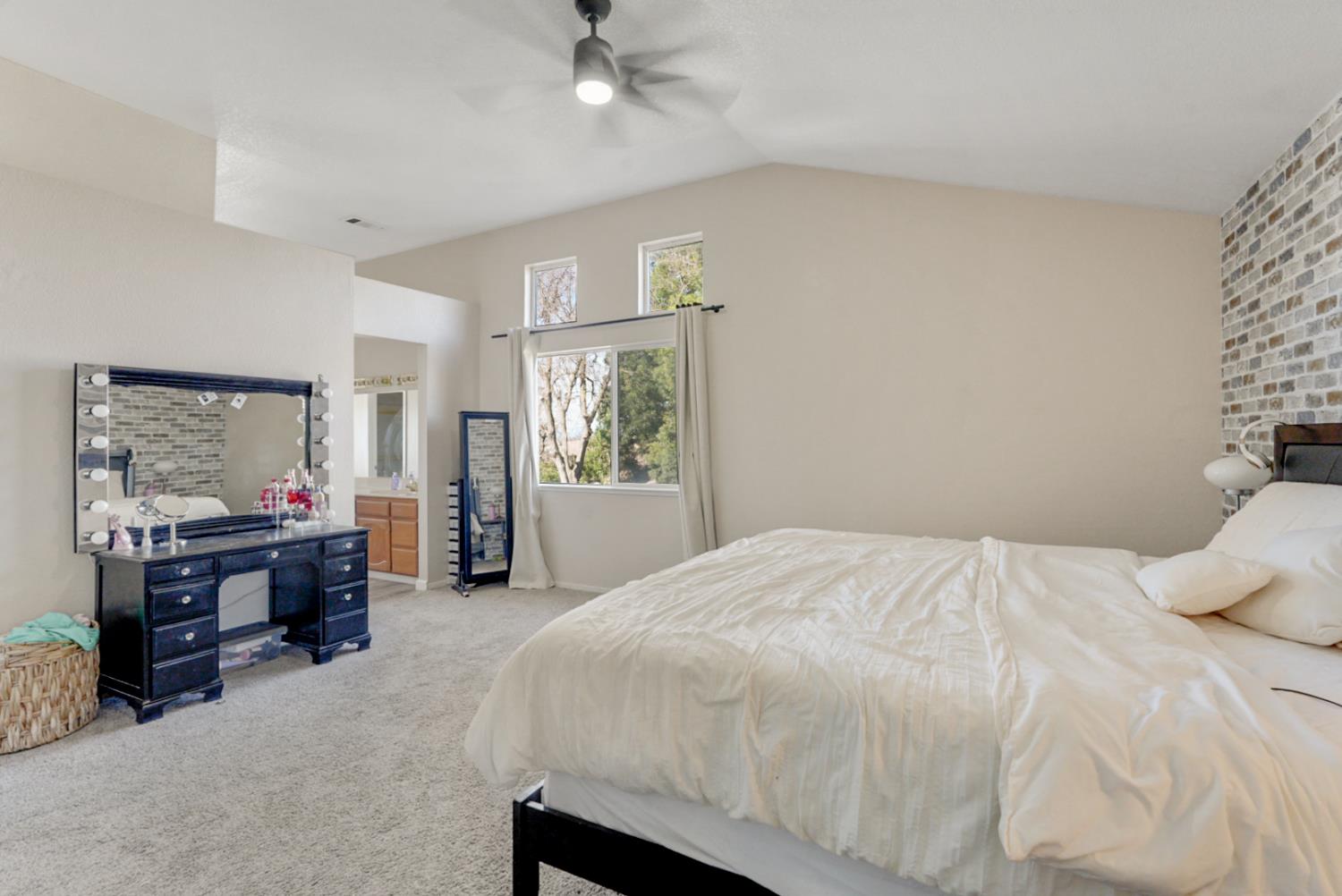 708 Coastal Ct, Los Banos, CA 93635