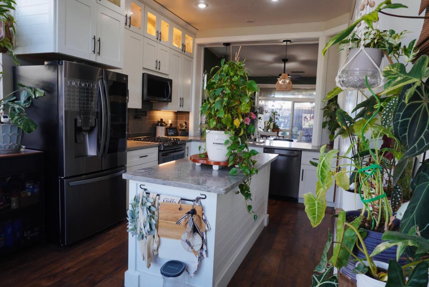 2421 Jonathon Dr, Escalon, CA 95320