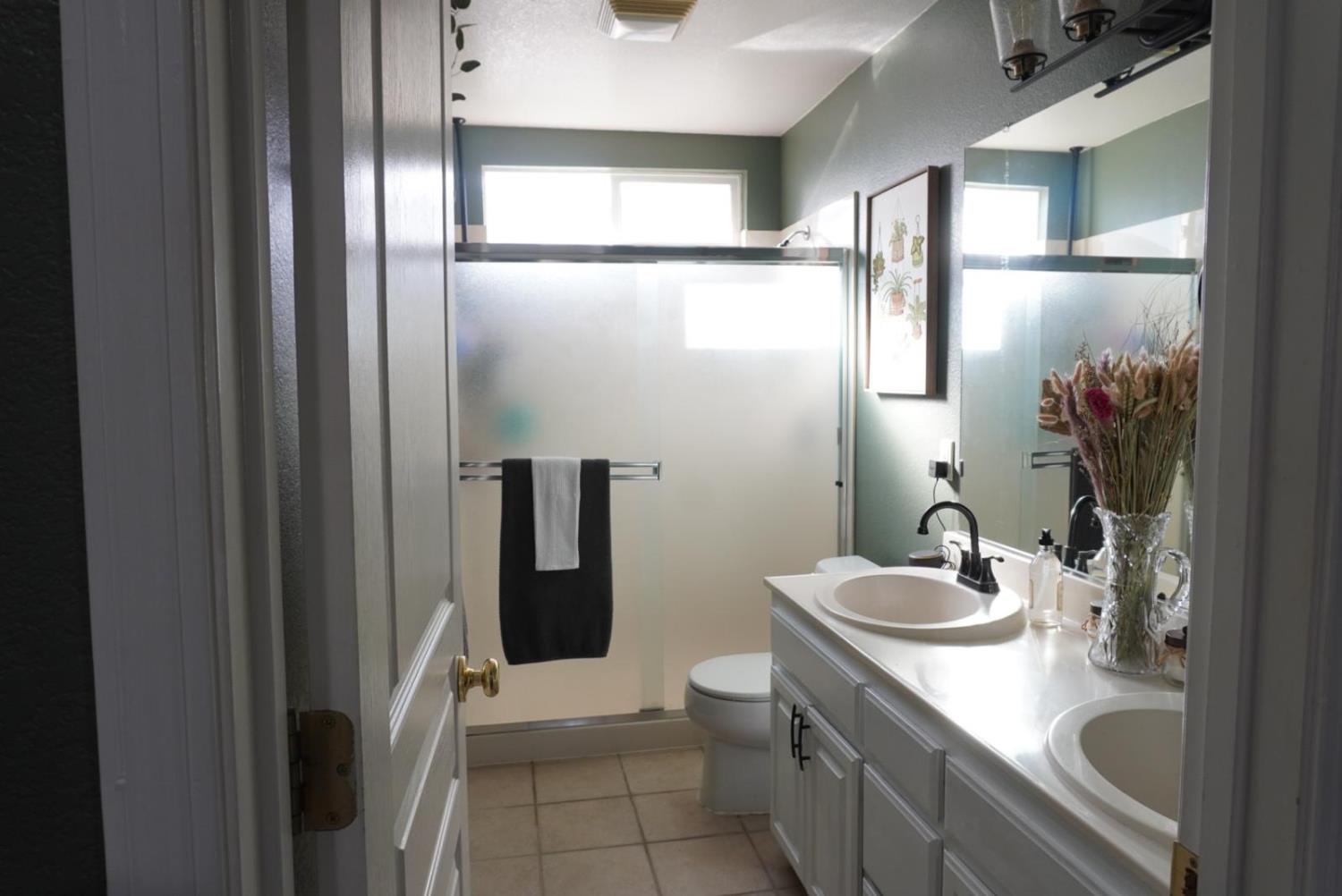 2421 Jonathon Dr, Escalon, CA 95320