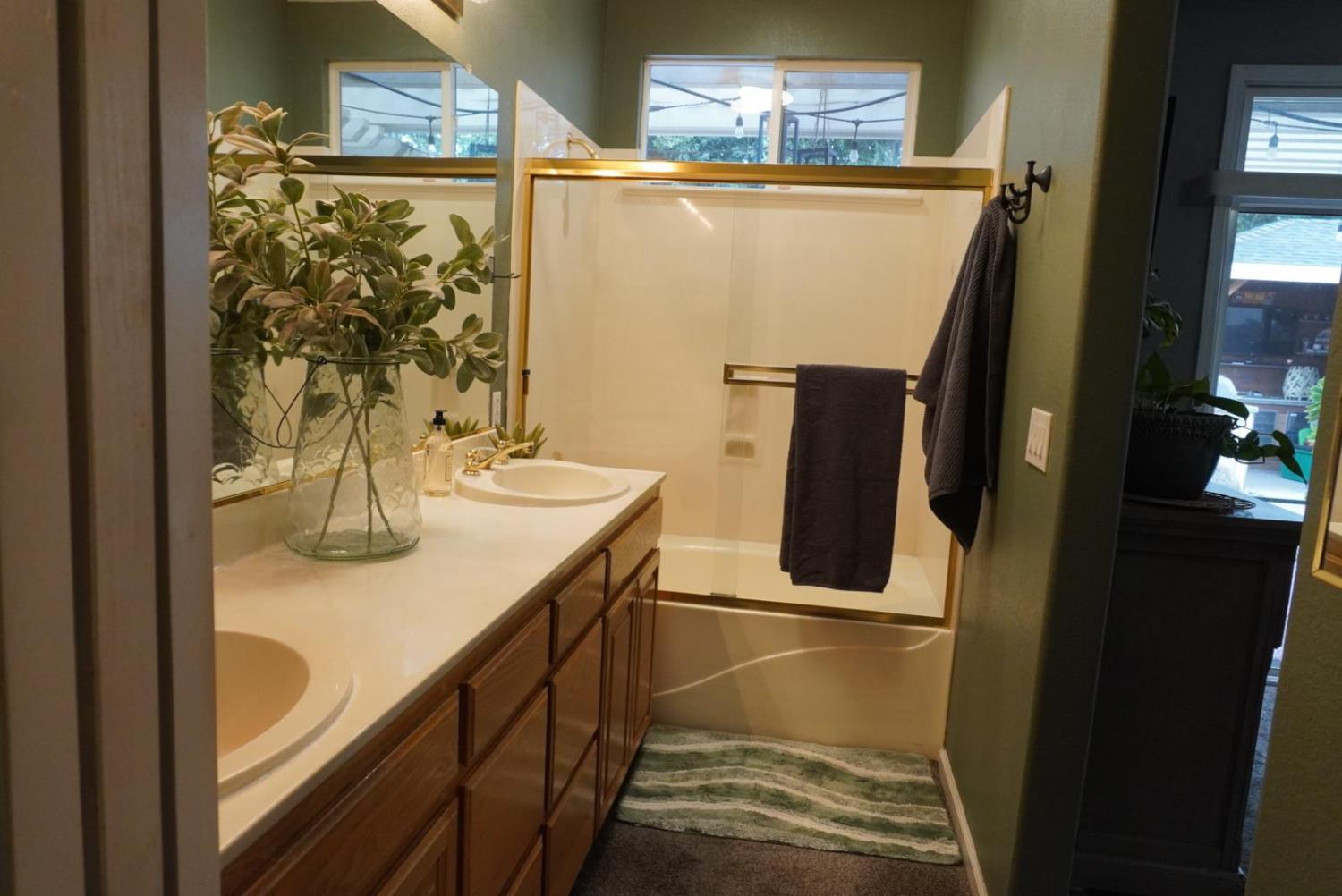 2421 Jonathon Dr, Escalon, CA 95320