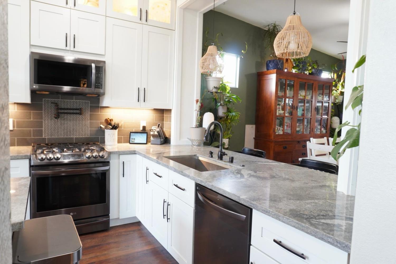 2421 Jonathon Dr, Escalon, CA 95320