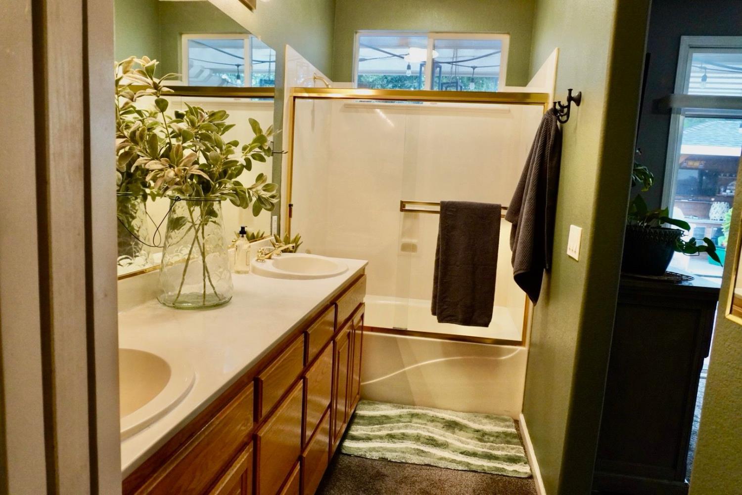 2421 Jonathon Dr, Escalon, CA 95320