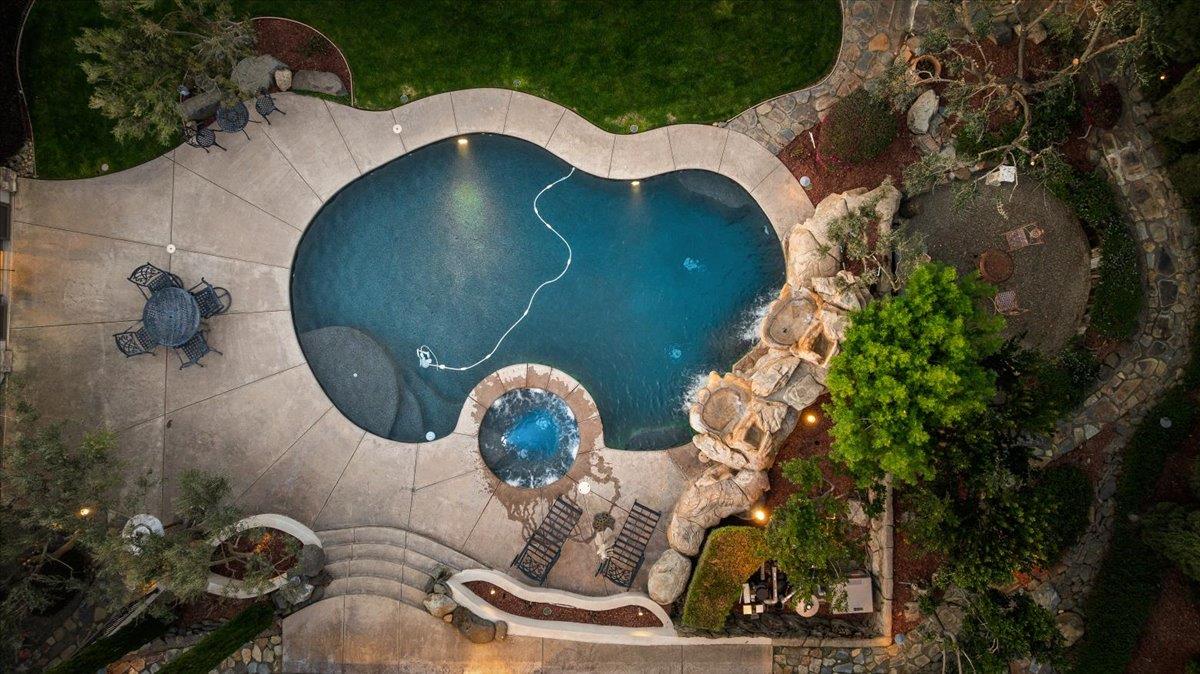 9904 Fox Borough Dr, Oakdale, CA 95361