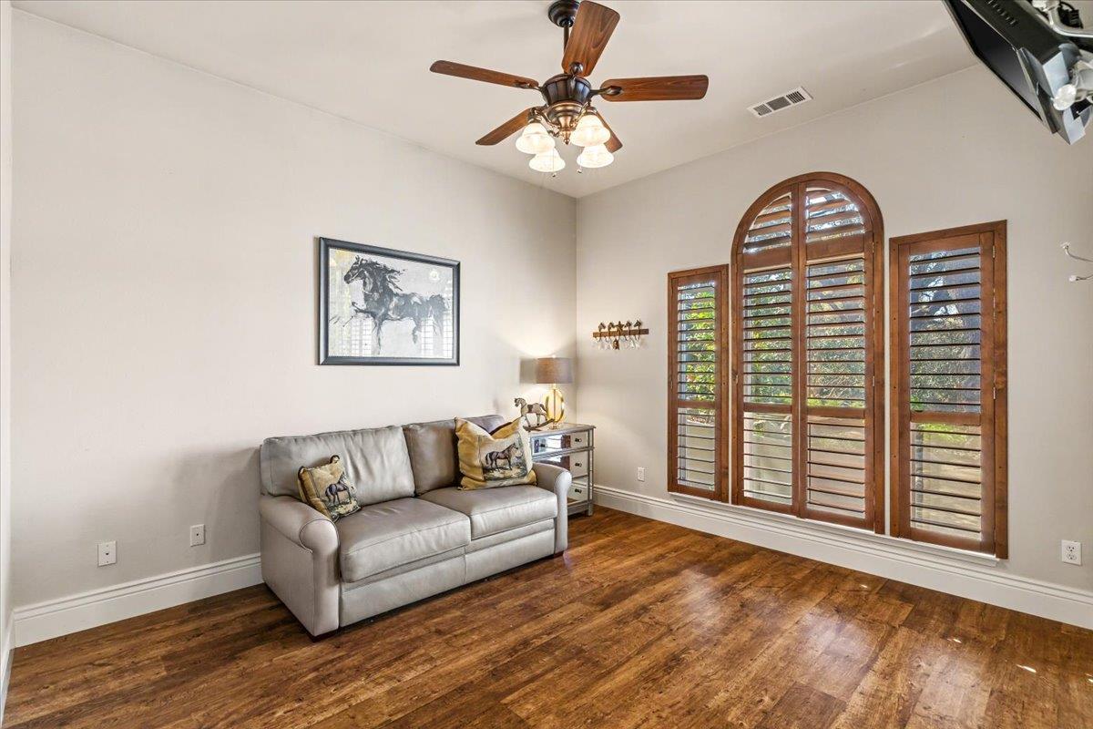 9904 Fox Borough Dr, Oakdale, CA 95361