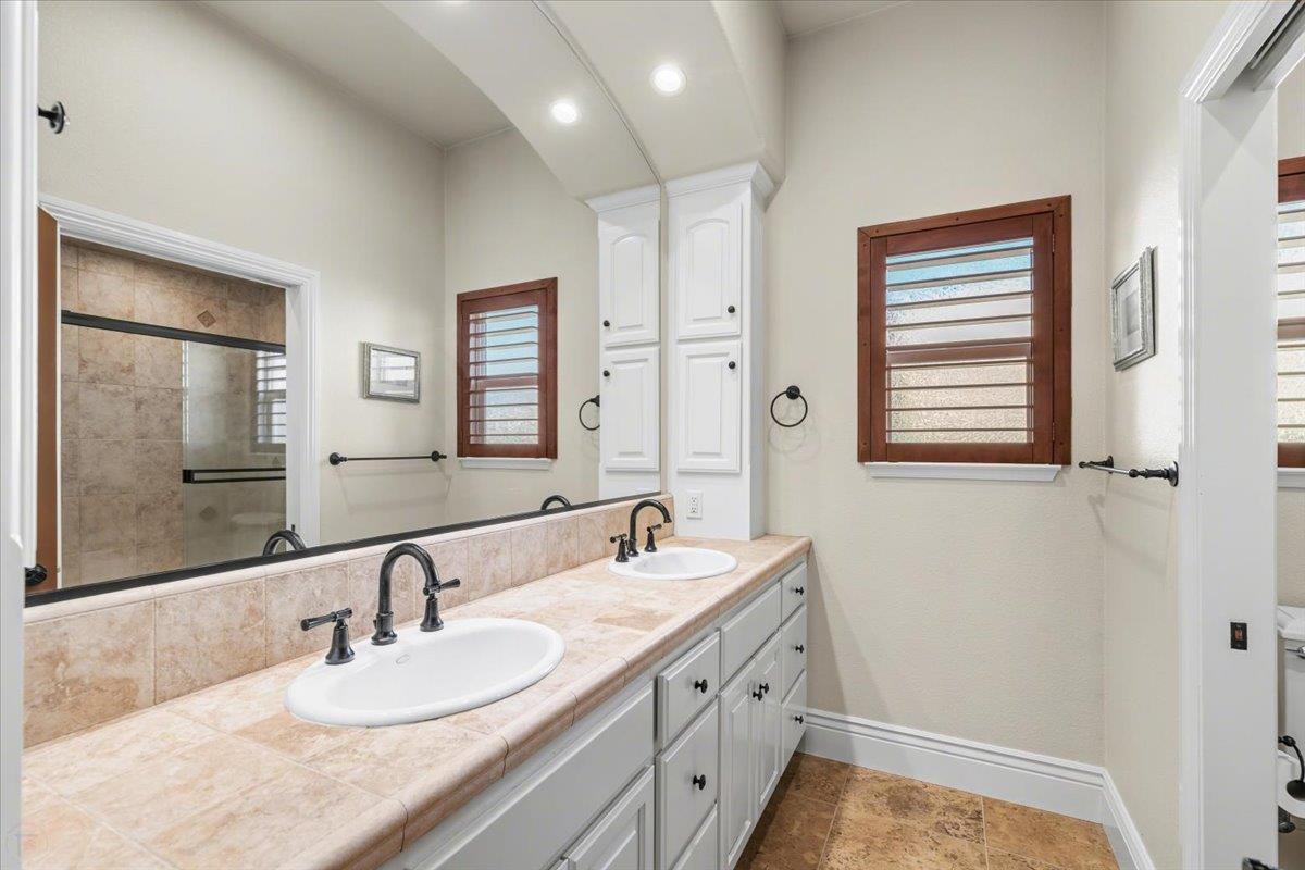 9904 Fox Borough Dr, Oakdale, CA 95361