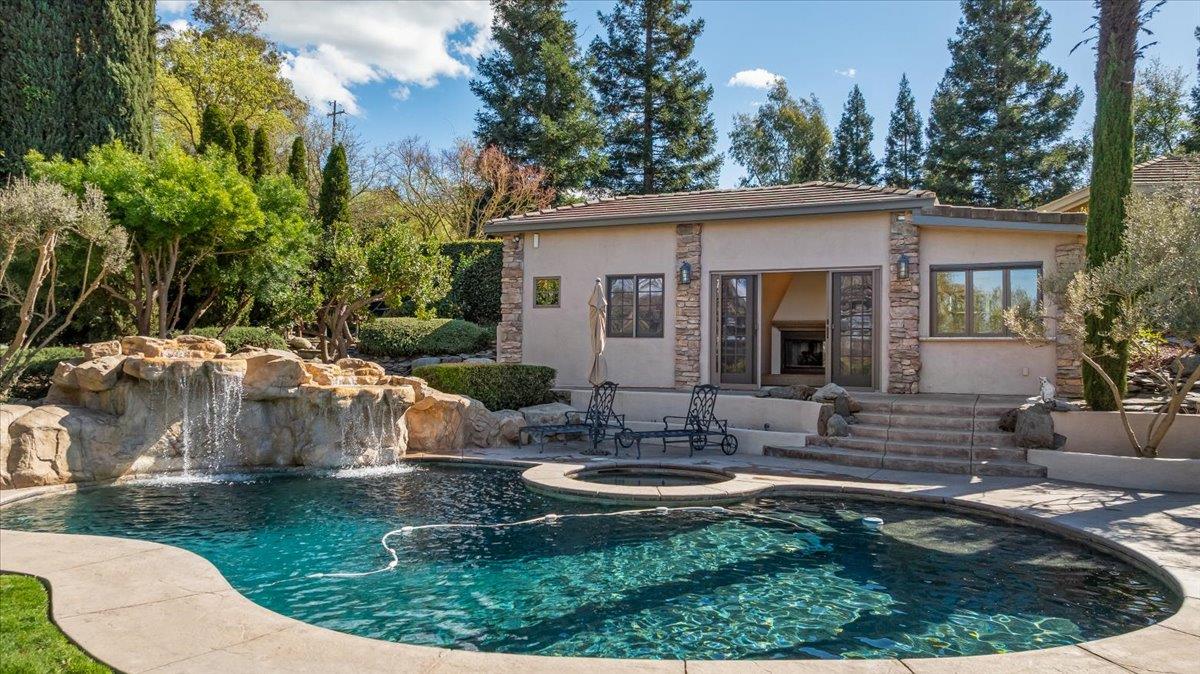 9904 Fox Borough Dr, Oakdale, CA 95361