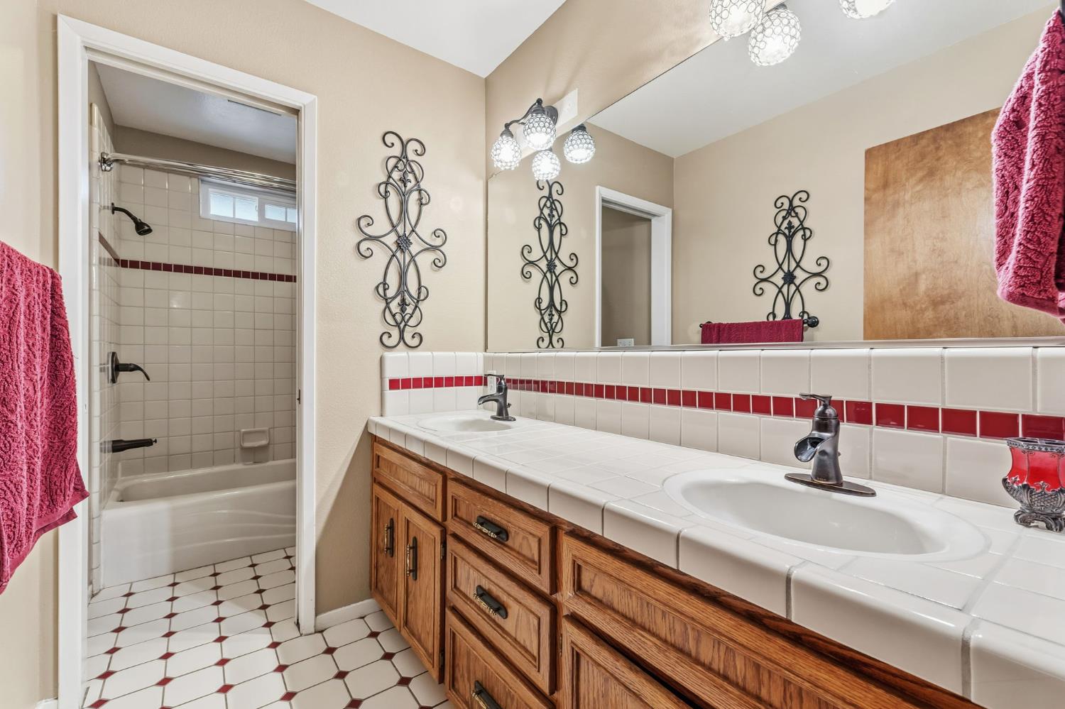 5757 10TH Ave, Hanford, CA 93230