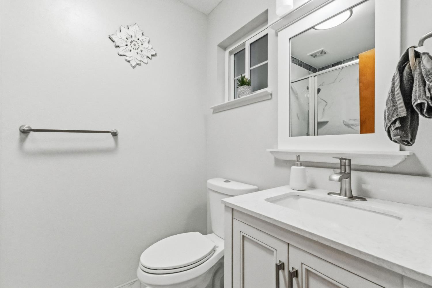 5757 10TH Ave, Hanford, CA 93230