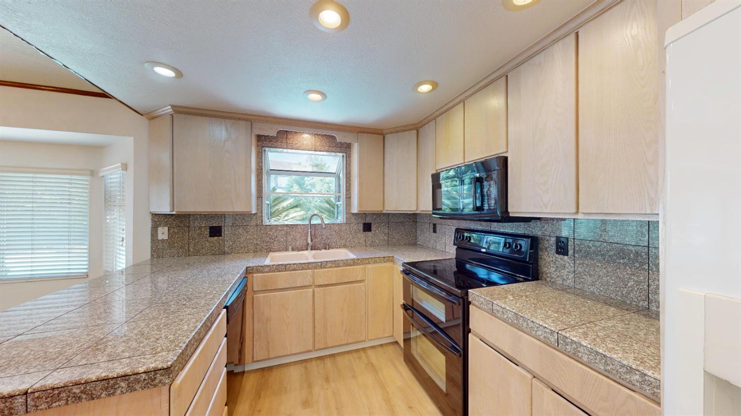 1142 Mammoth Dr, Manteca, CA 95337