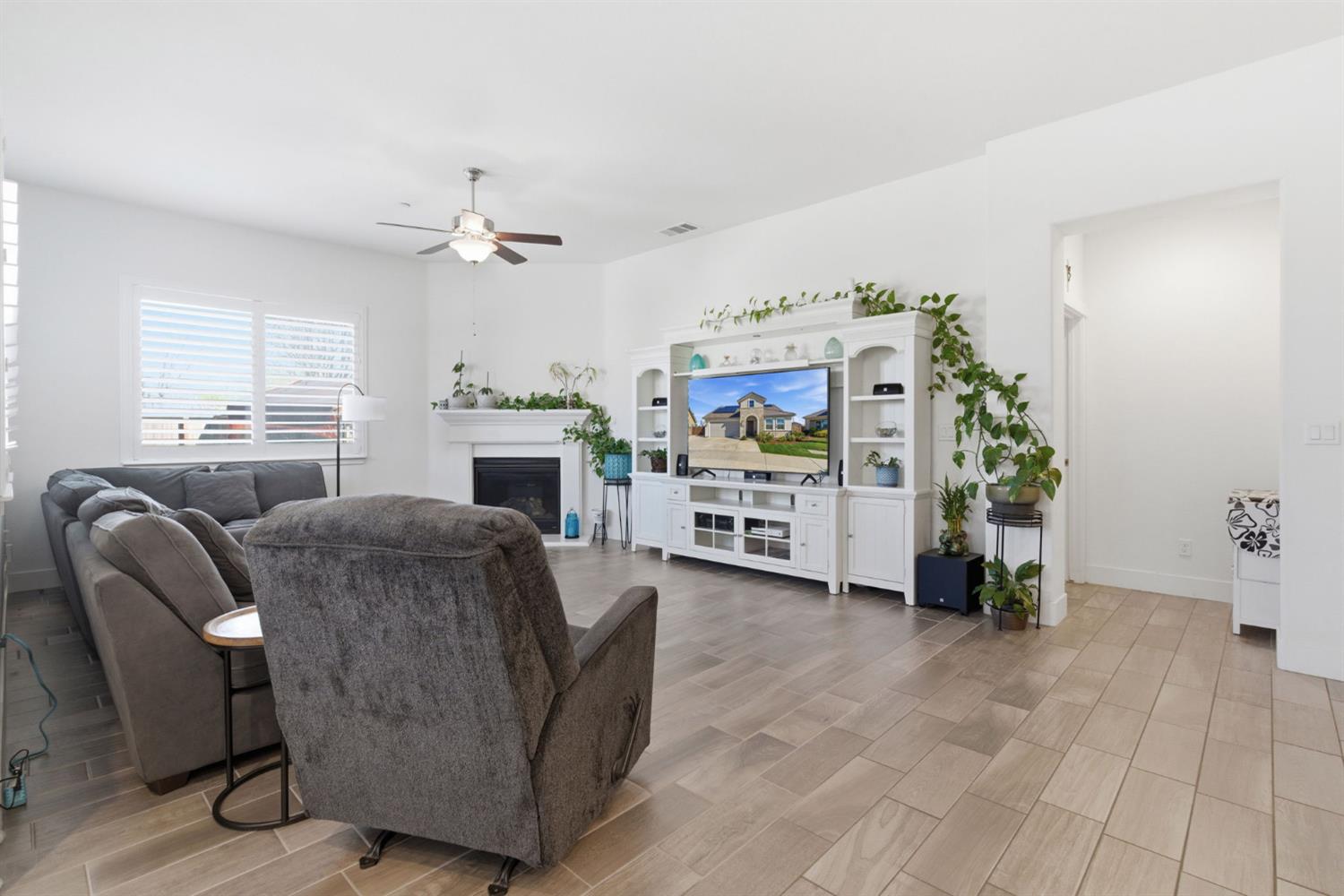 1104 Basalt Dr, Los Banos, CA 93635