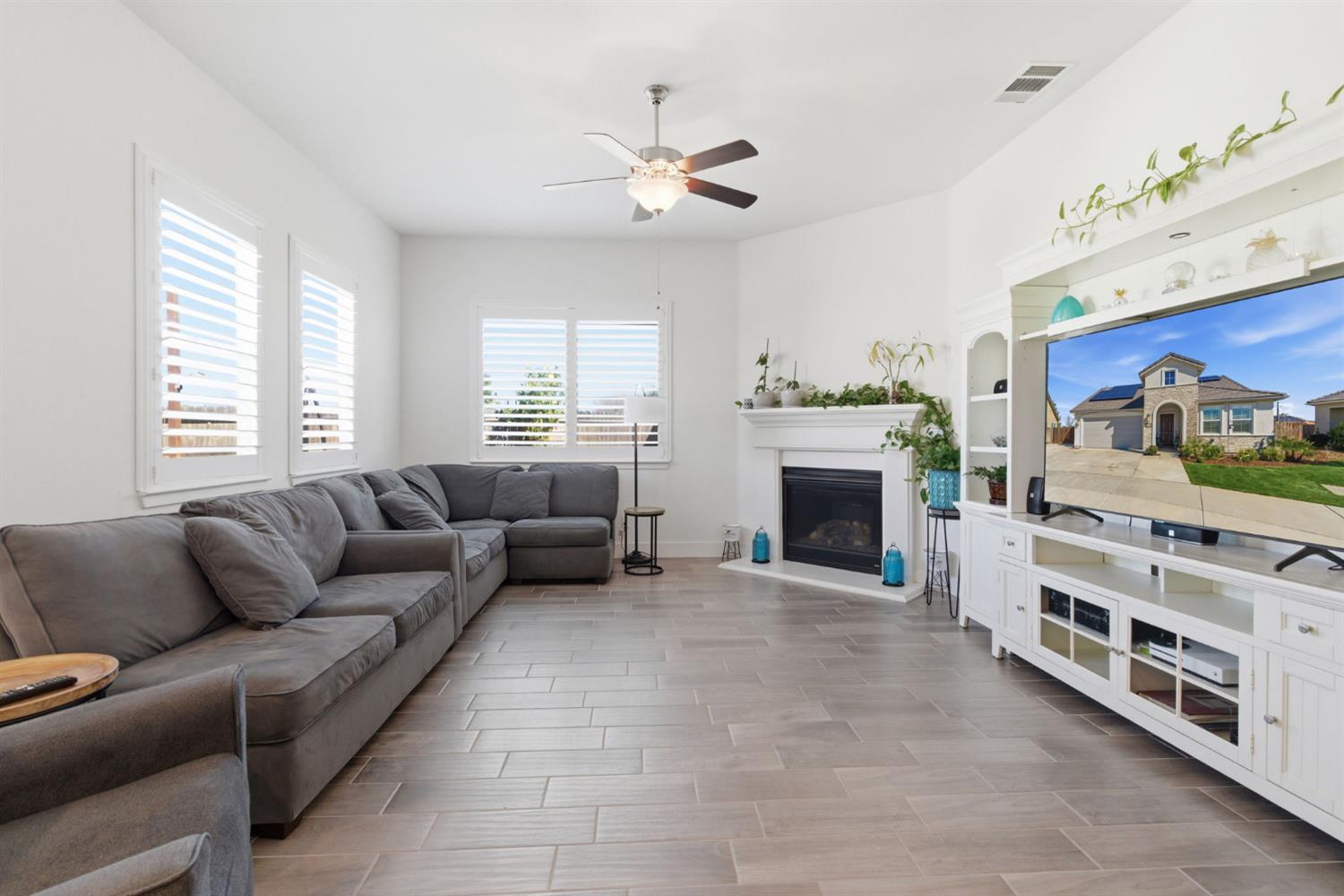 1104 Basalt Dr, Los Banos, CA 93635