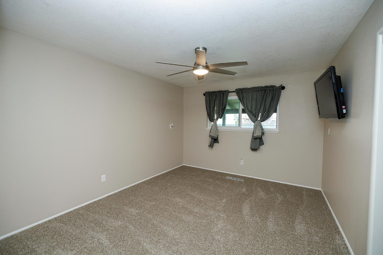 2211 California St, Escalon, CA 95320