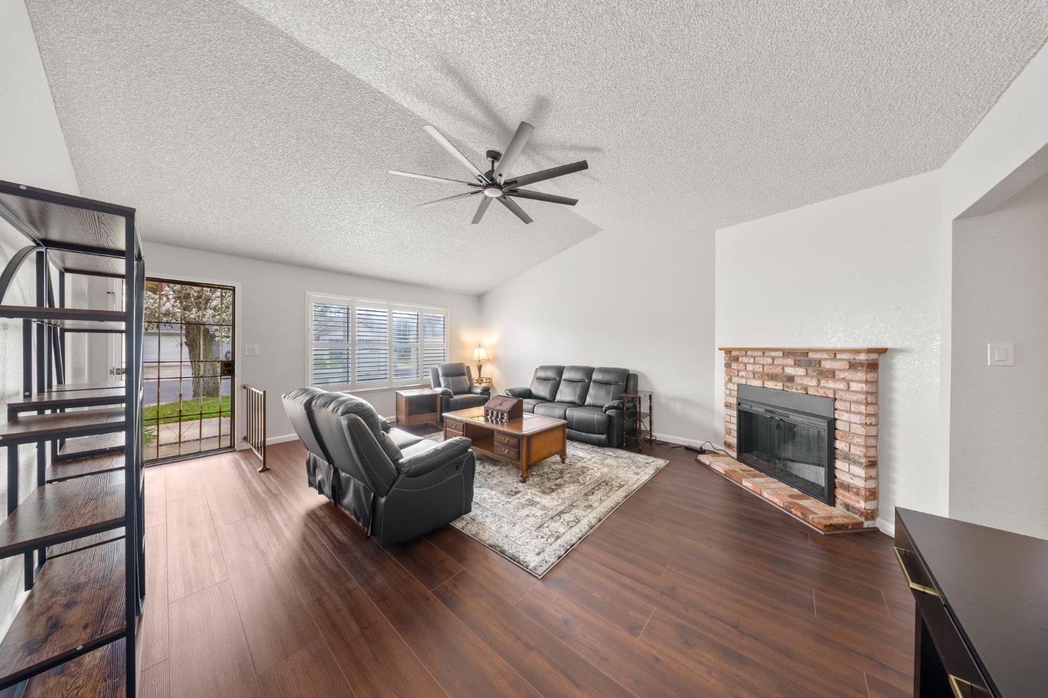 1917 Middelburg Ct, Modesto, CA 95356