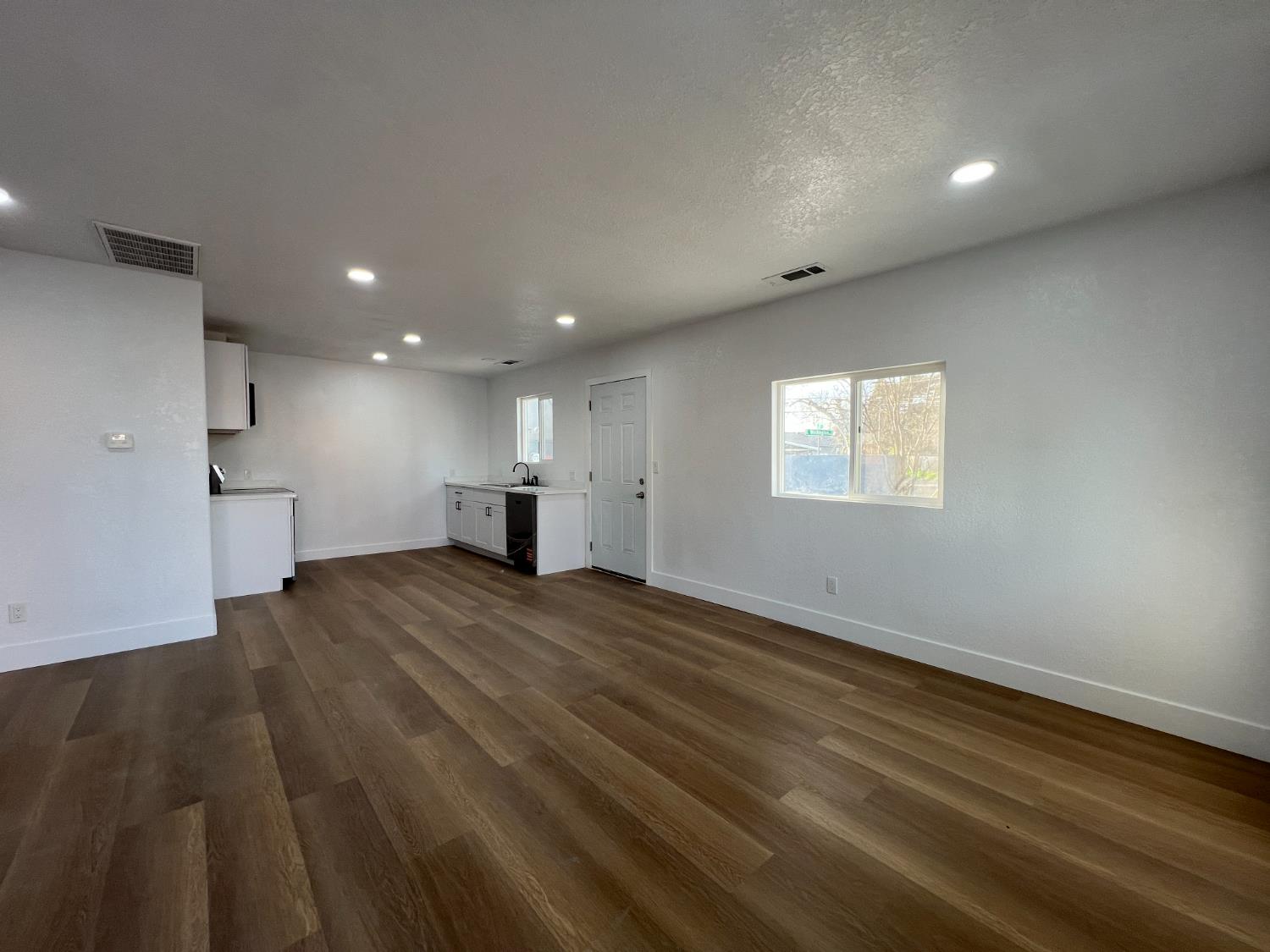 1031 4th St, Modesto, CA 95351