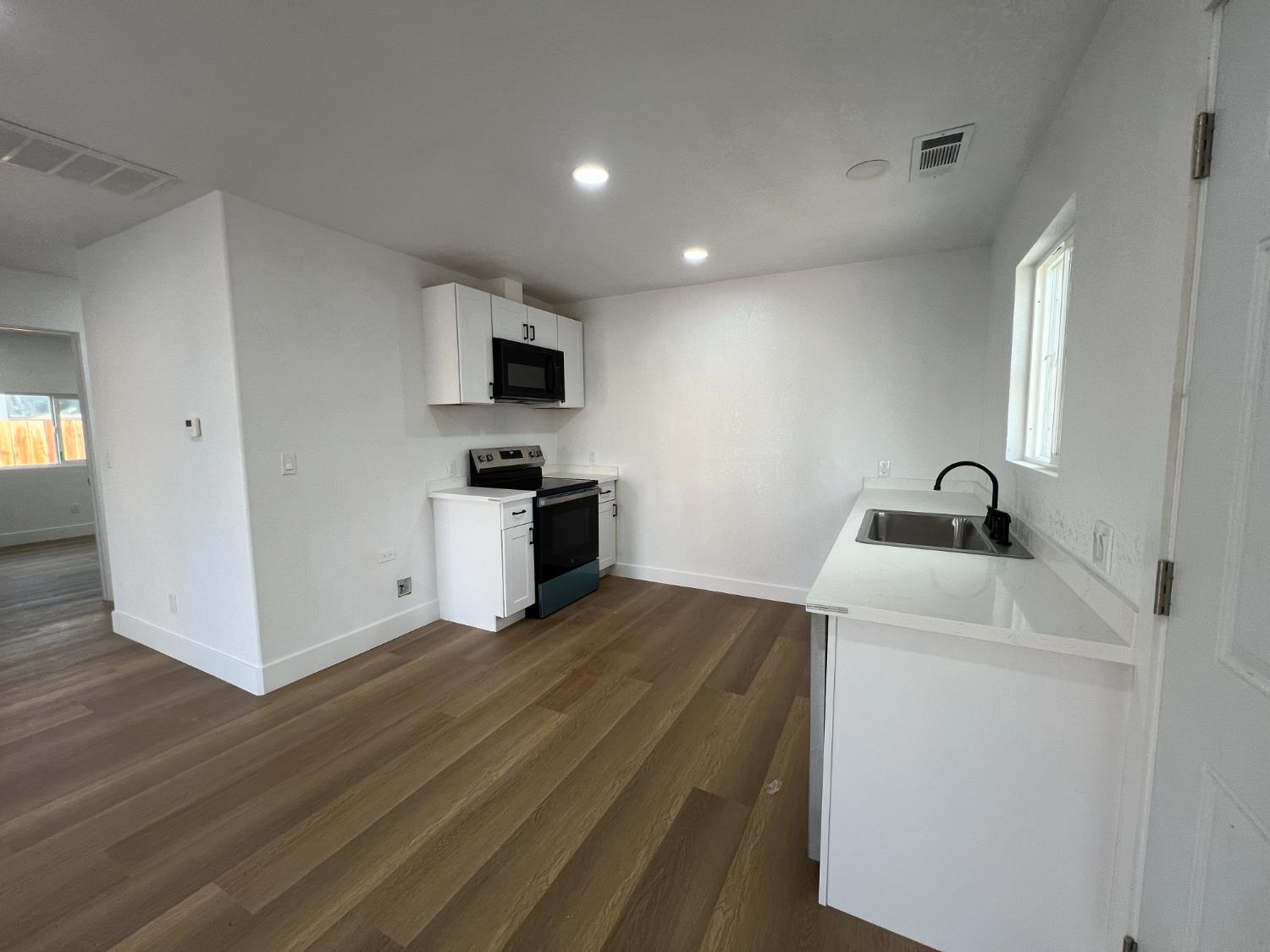 1031 4th St, Modesto, CA 95351