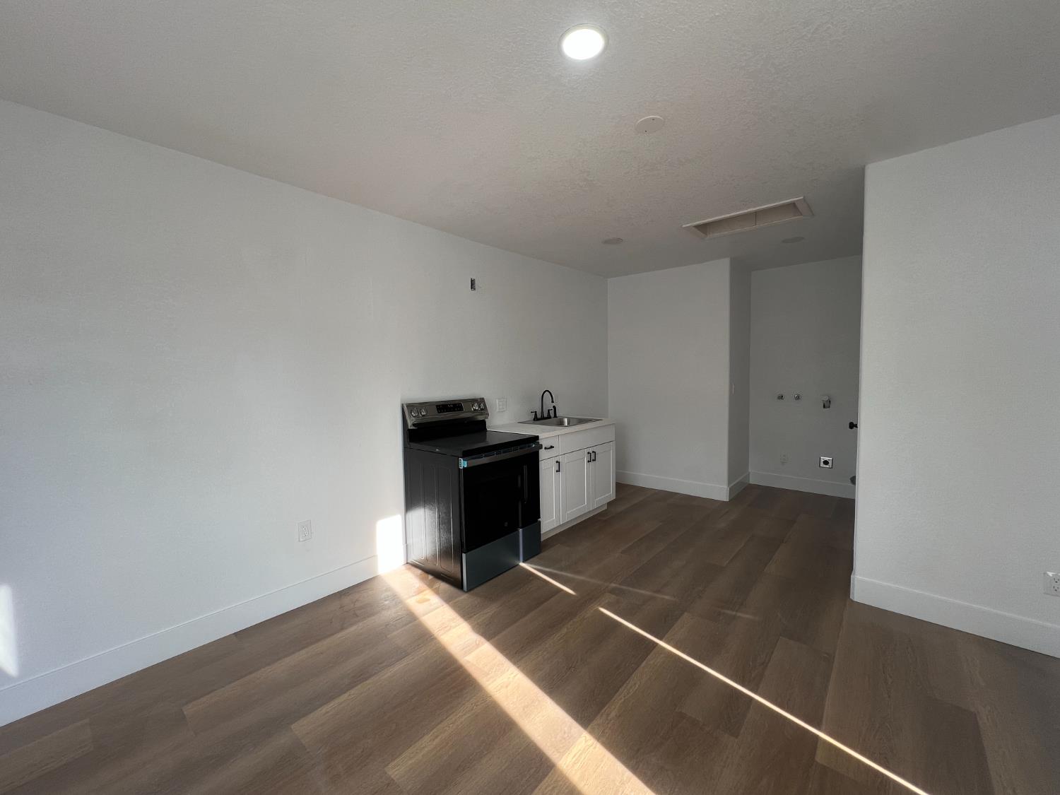 1031 4th St, Modesto, CA 95351