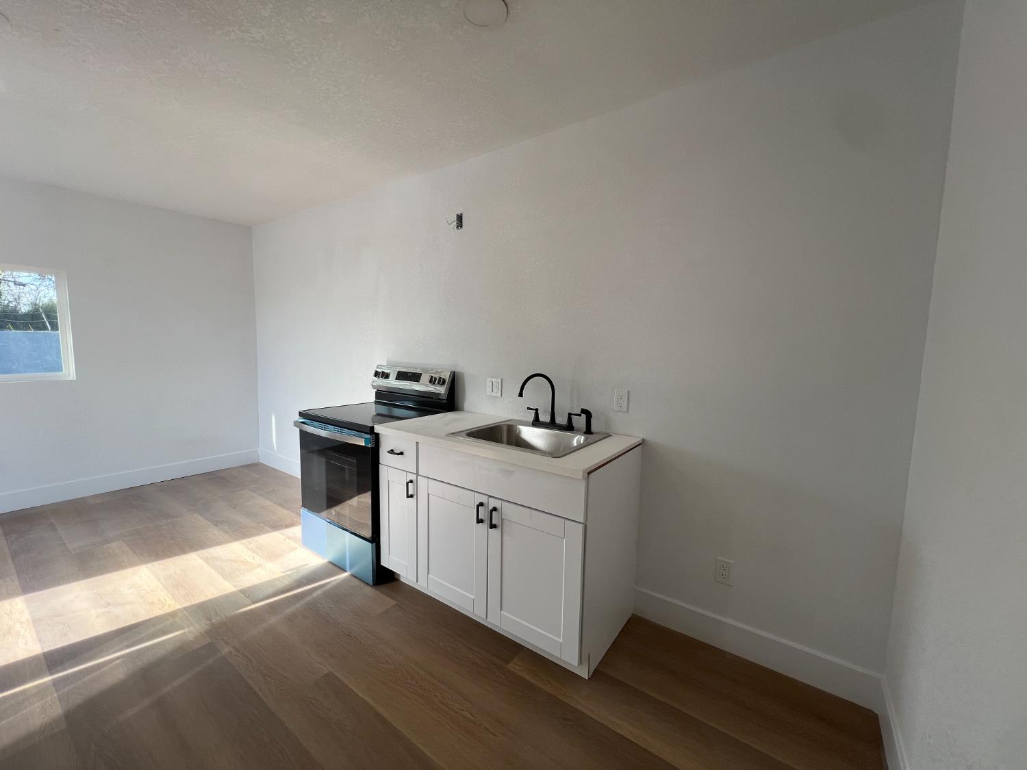 1031 4th St, Modesto, CA 95351