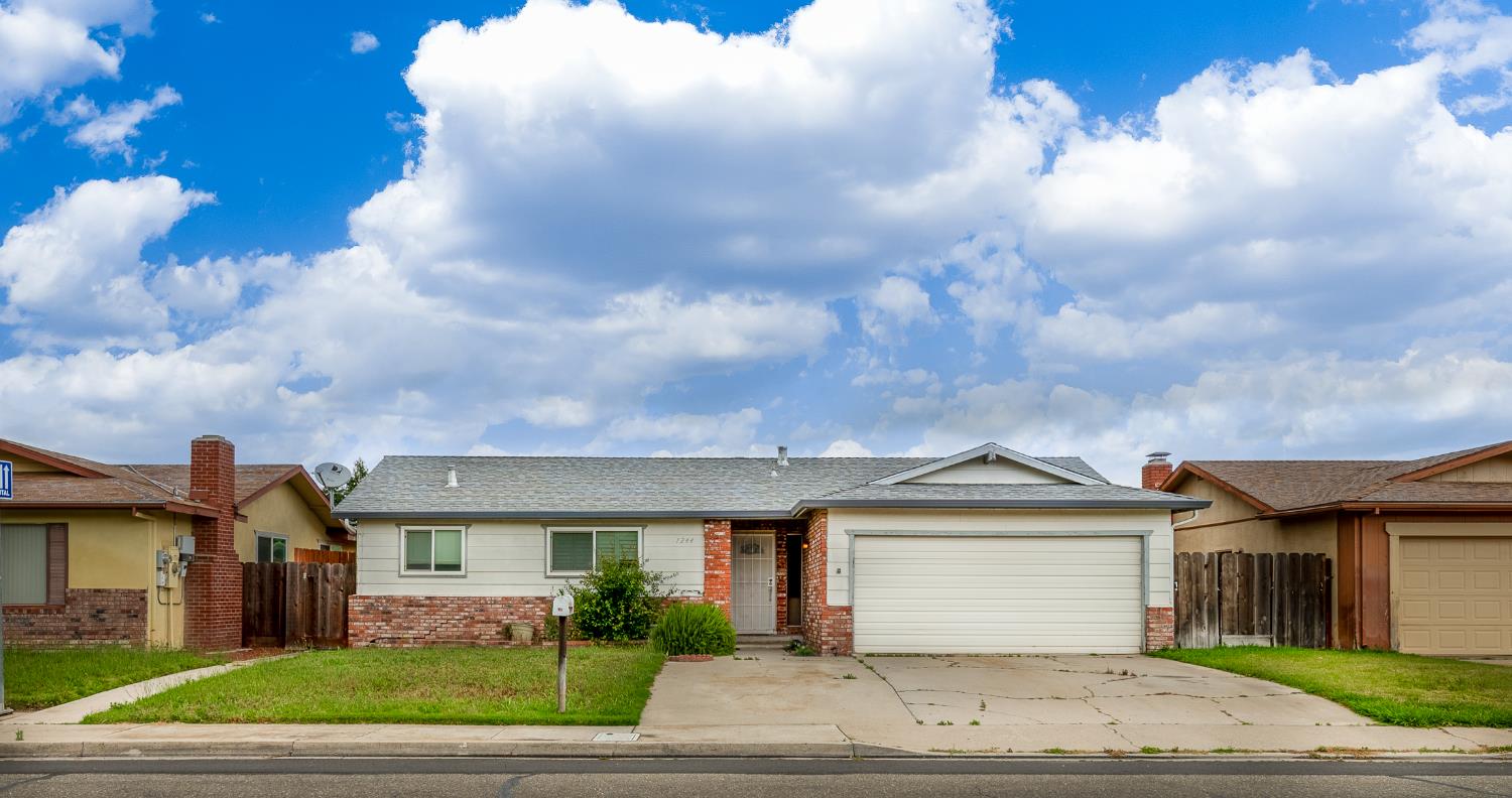 1244 W J St, Oakdale, CA 95361