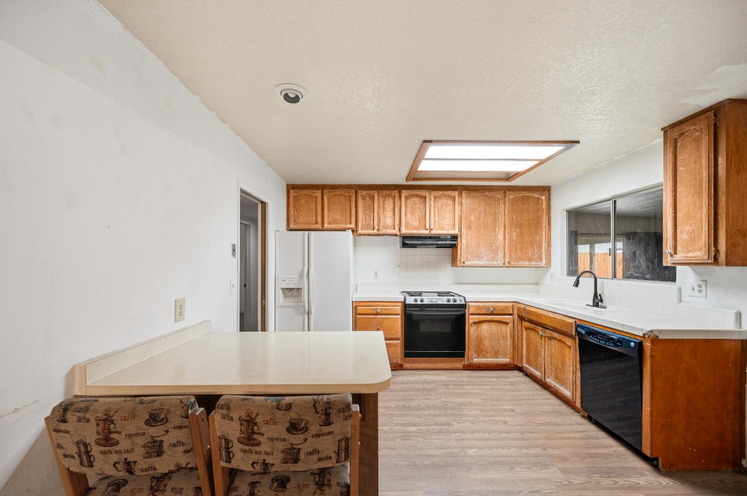 1244 W J St, Oakdale, CA 95361