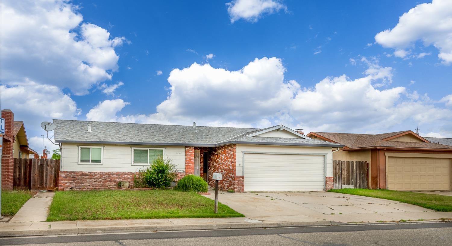 1244 W J St, Oakdale, CA 95361