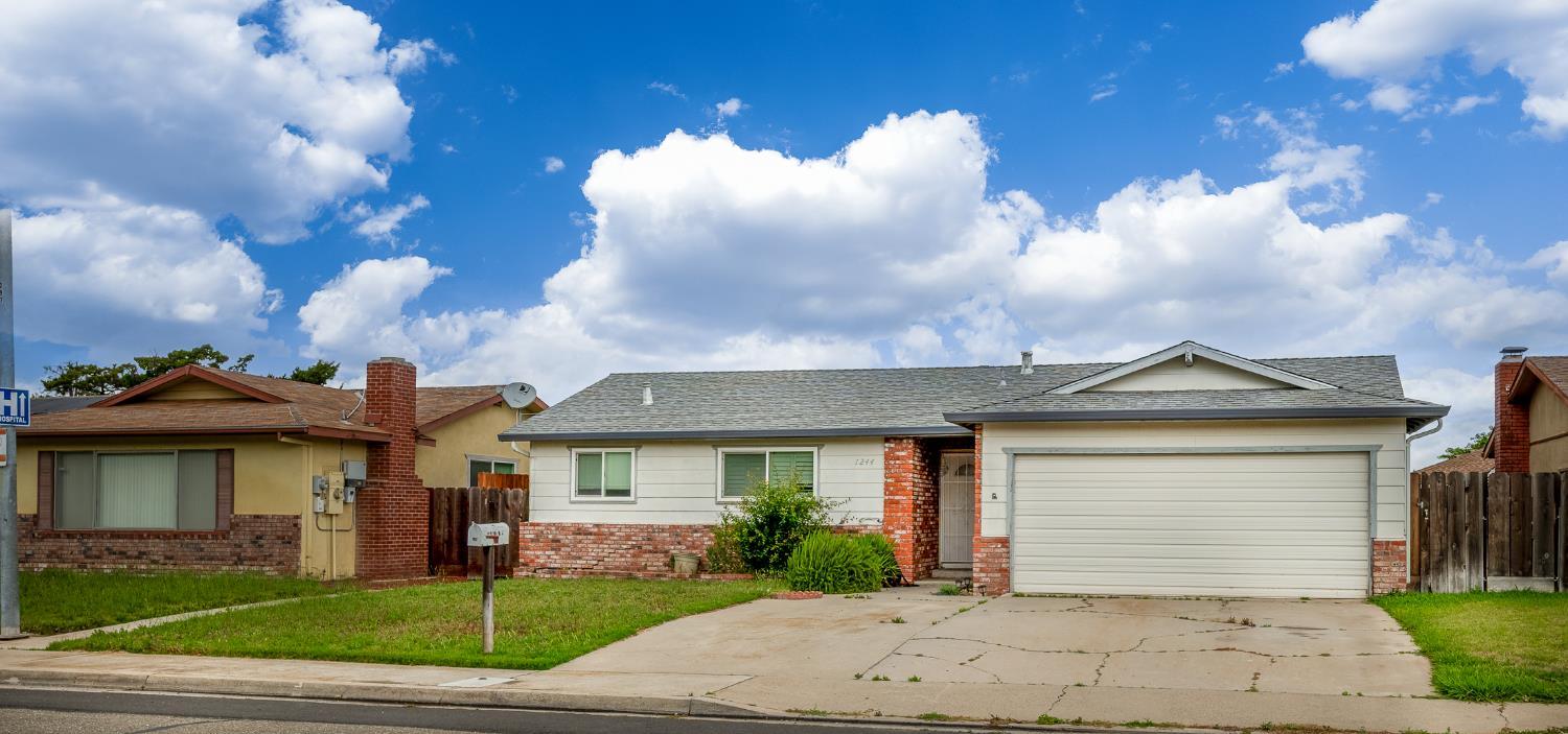 1244 W J St, Oakdale, CA 95361