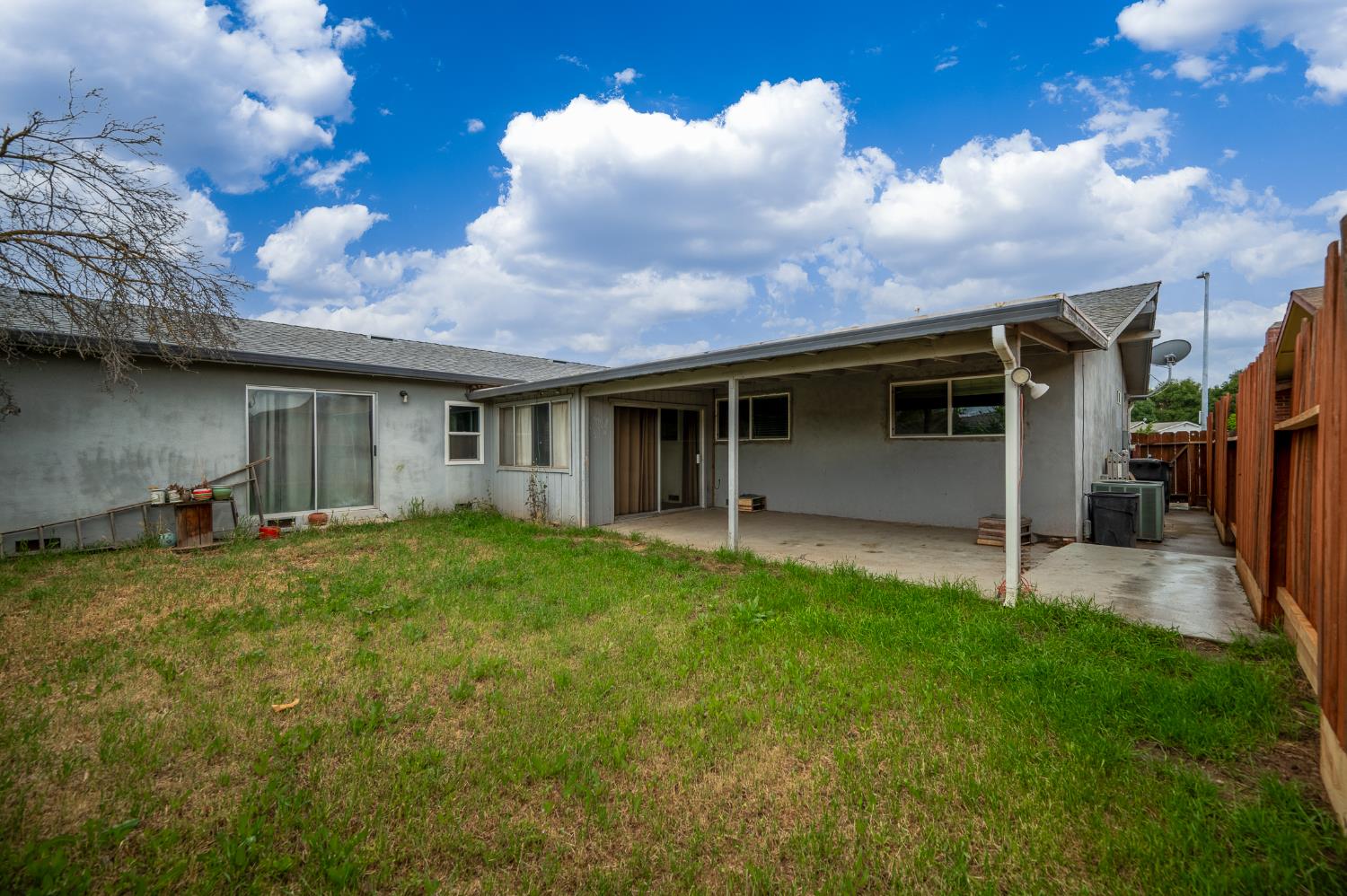 1244 W J St, Oakdale, CA 95361