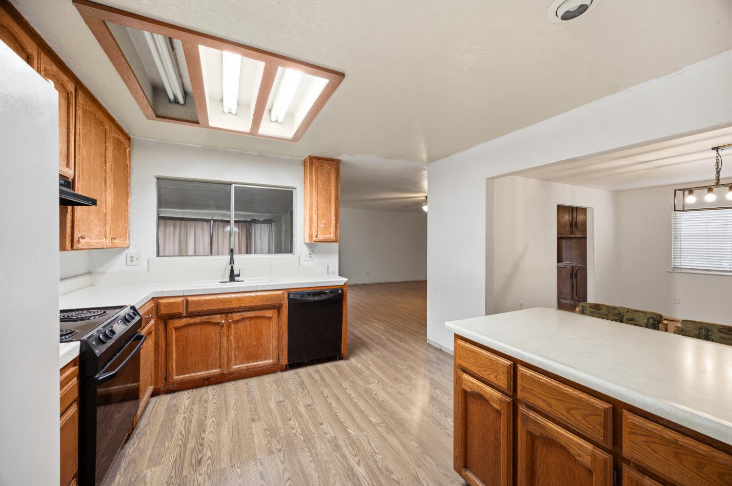 1244 W J St, Oakdale, CA 95361