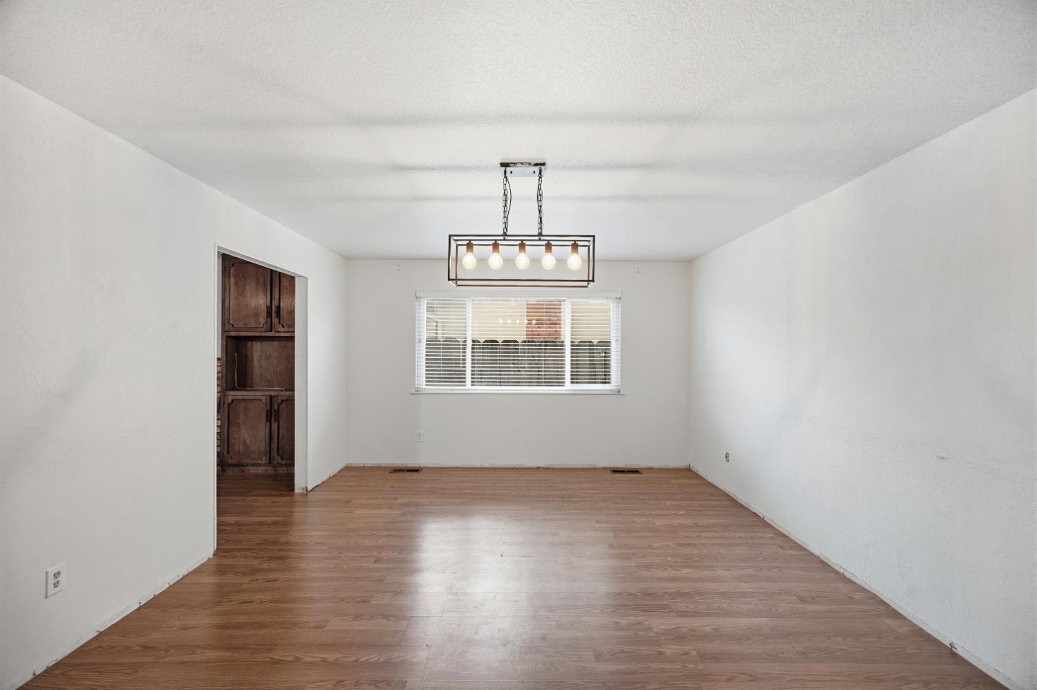 1244 W J St, Oakdale, CA 95361