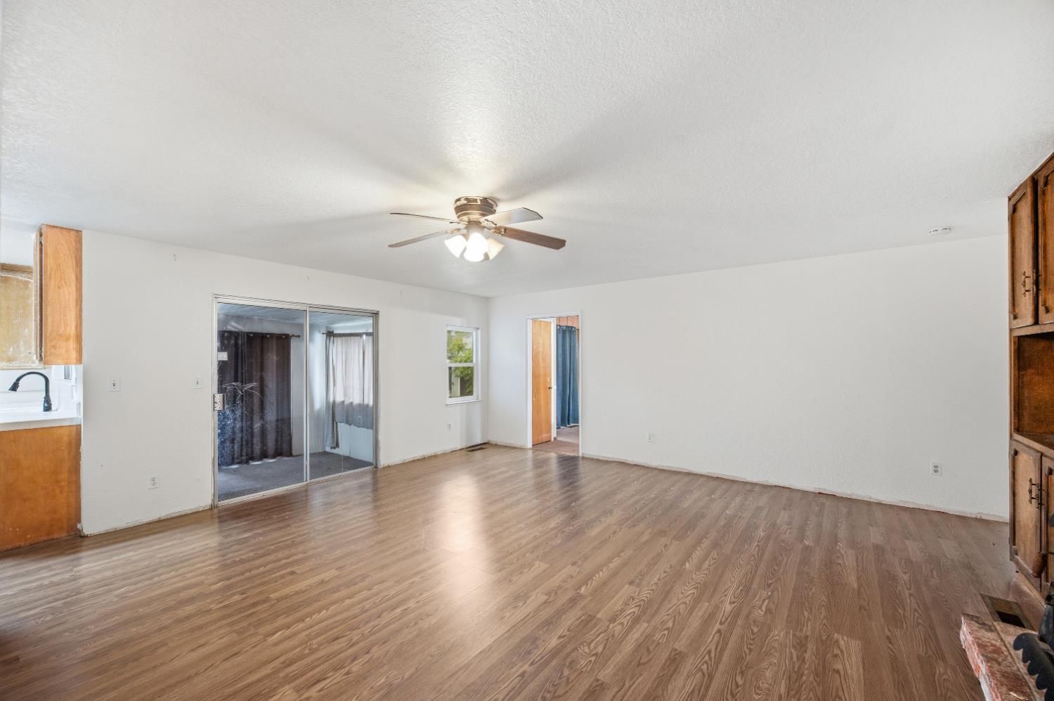 1244 W J St, Oakdale, CA 95361