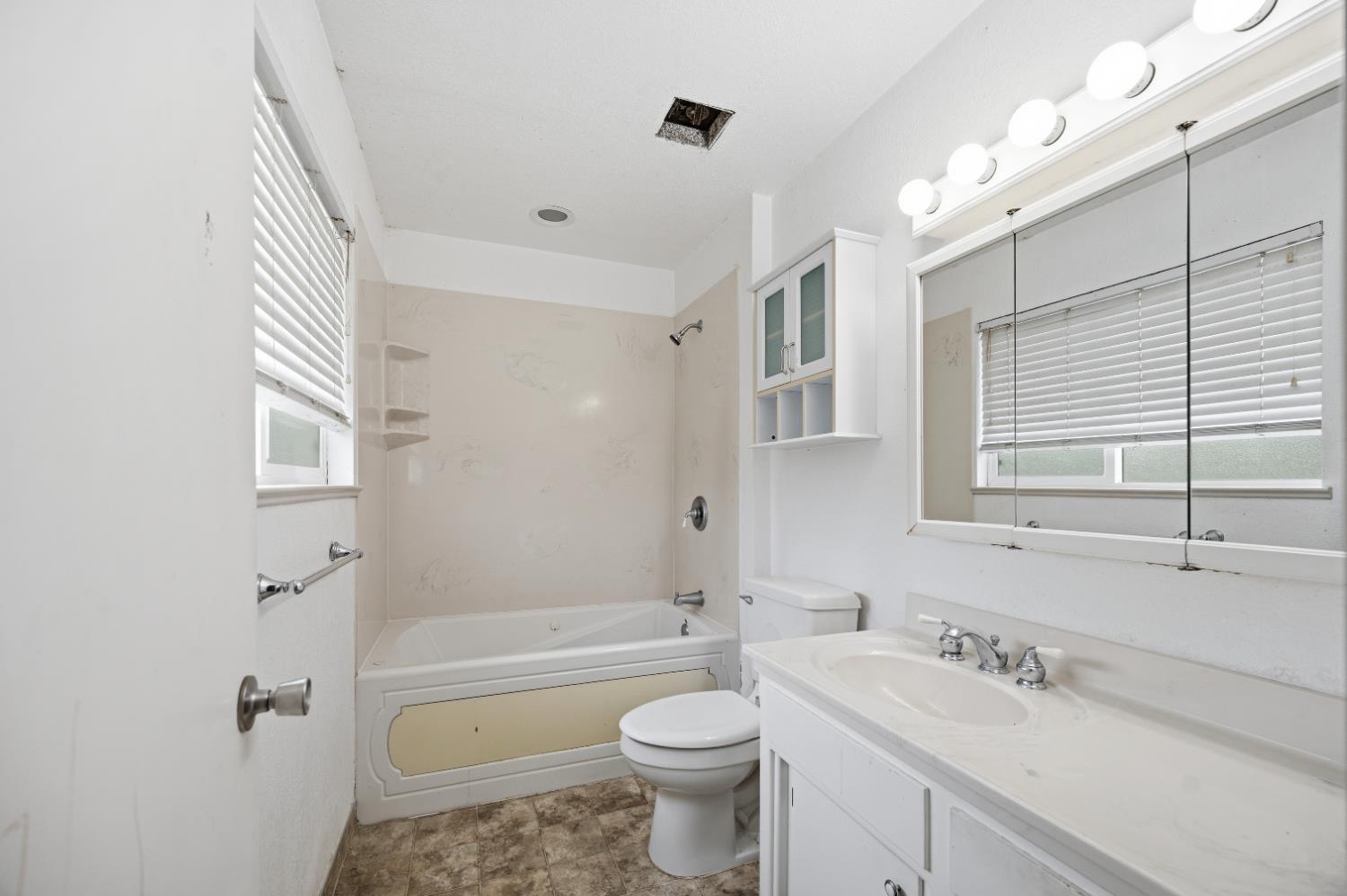 1244 W J St, Oakdale, CA 95361