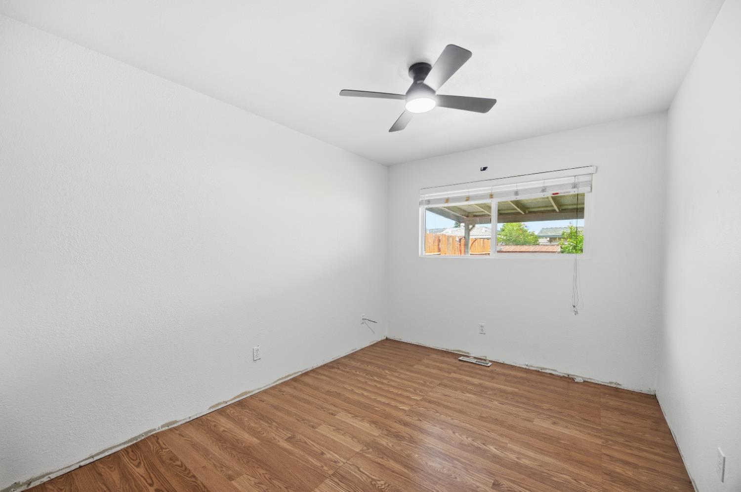 1244 W J St, Oakdale, CA 95361