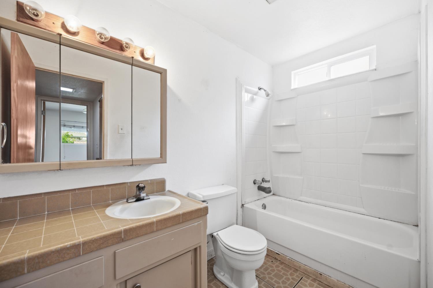 1244 W J St, Oakdale, CA 95361