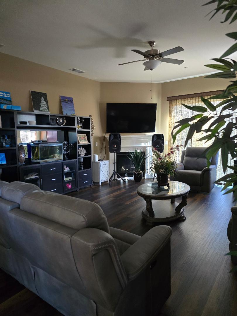 1613 Dolomite Ct, Los Banos, CA 93635