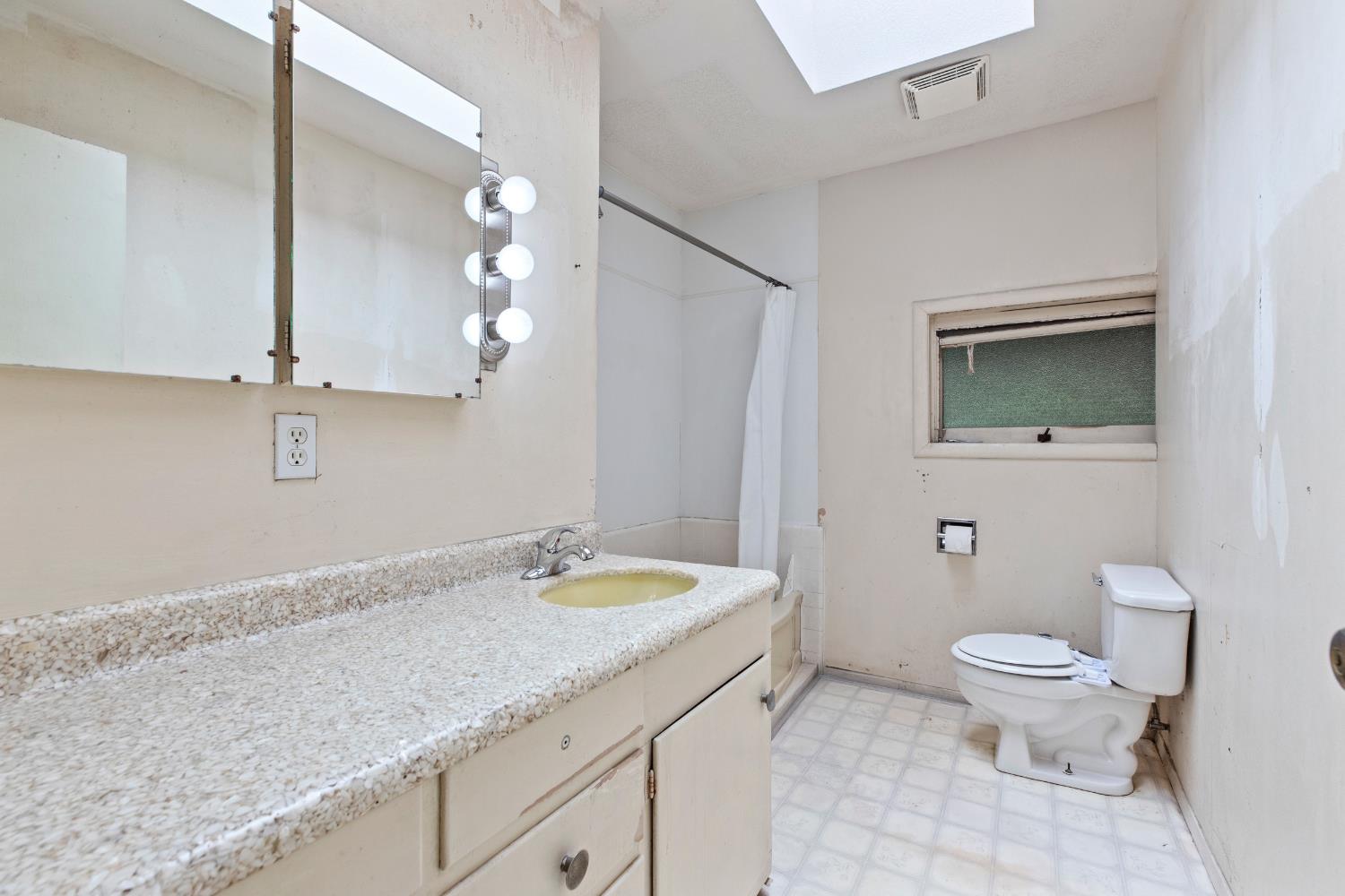 207 Lane St, Modesto, CA 95354