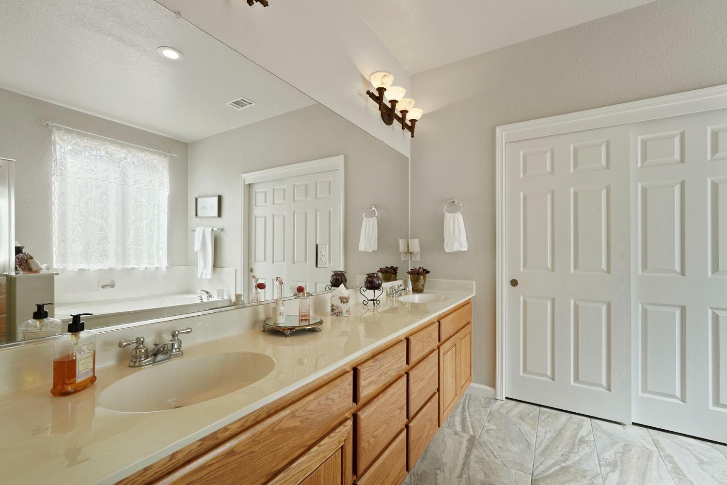 2043 Derrick Ave, Manteca, CA 95337