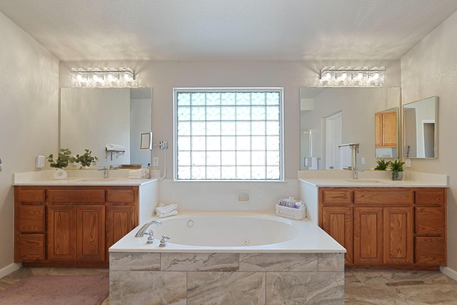 2043 Derrick Ave, Manteca, CA 95337