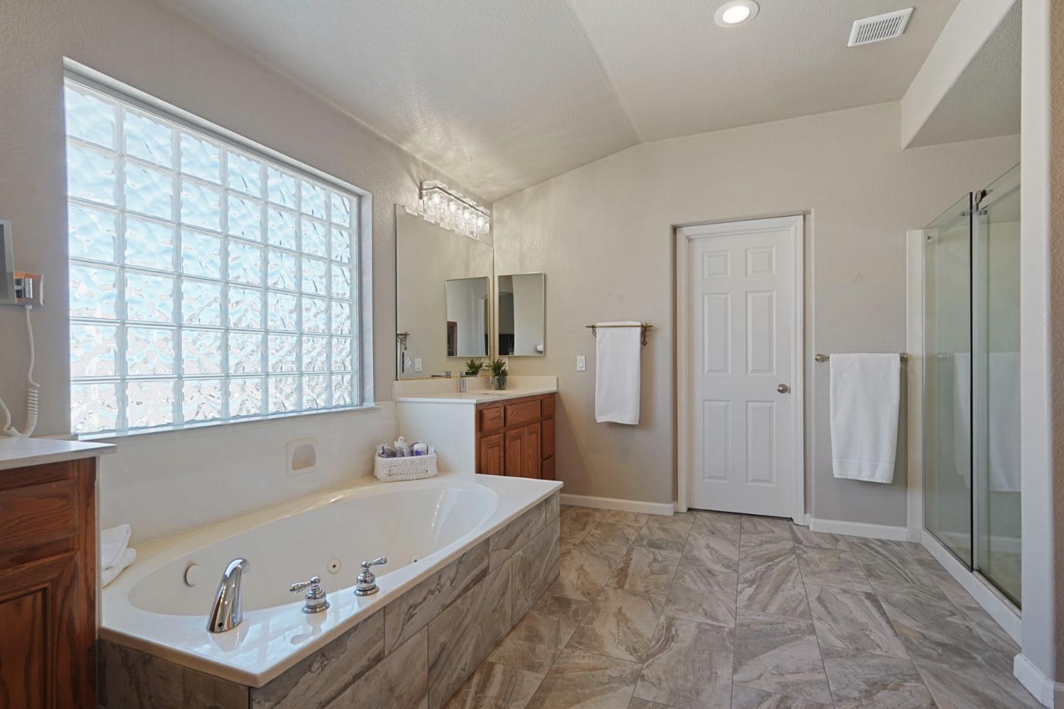 2043 Derrick Ave, Manteca, CA 95337