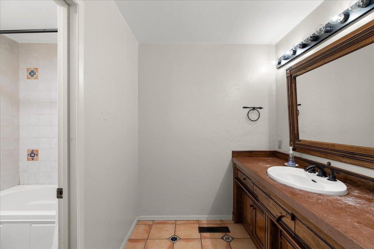 11501 Pioneer Ave, Oakdale, CA 95361