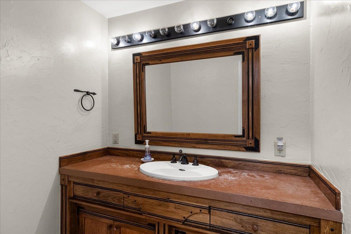 11501 Pioneer Ave, Oakdale, CA 95361