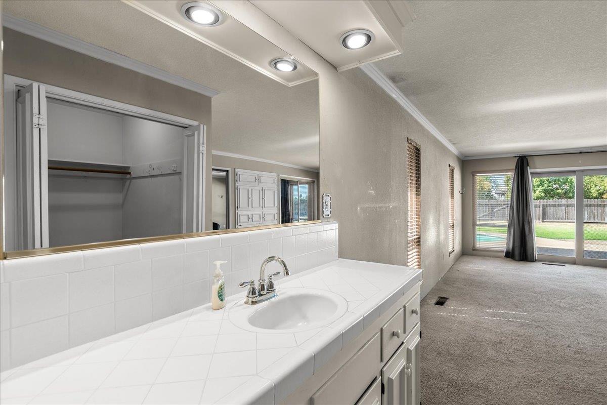 11501 Pioneer Ave, Oakdale, CA 95361