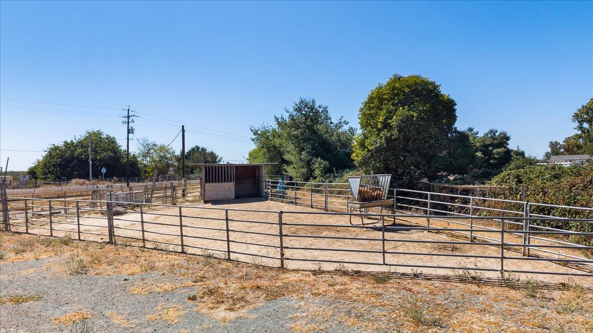 11501 Pioneer Ave, Oakdale, CA 95361