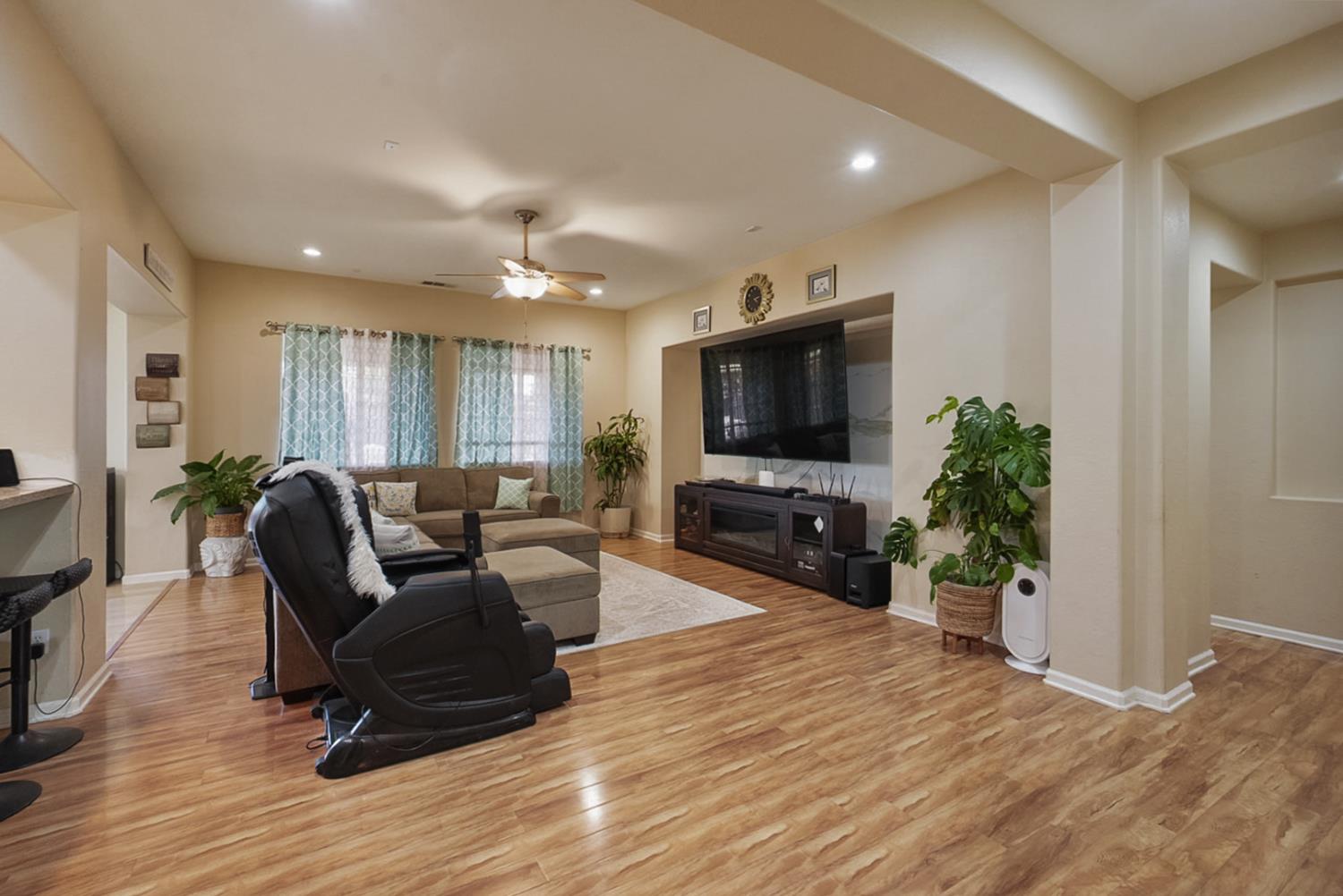 1051 Heartland Dr, Manteca, CA 95337