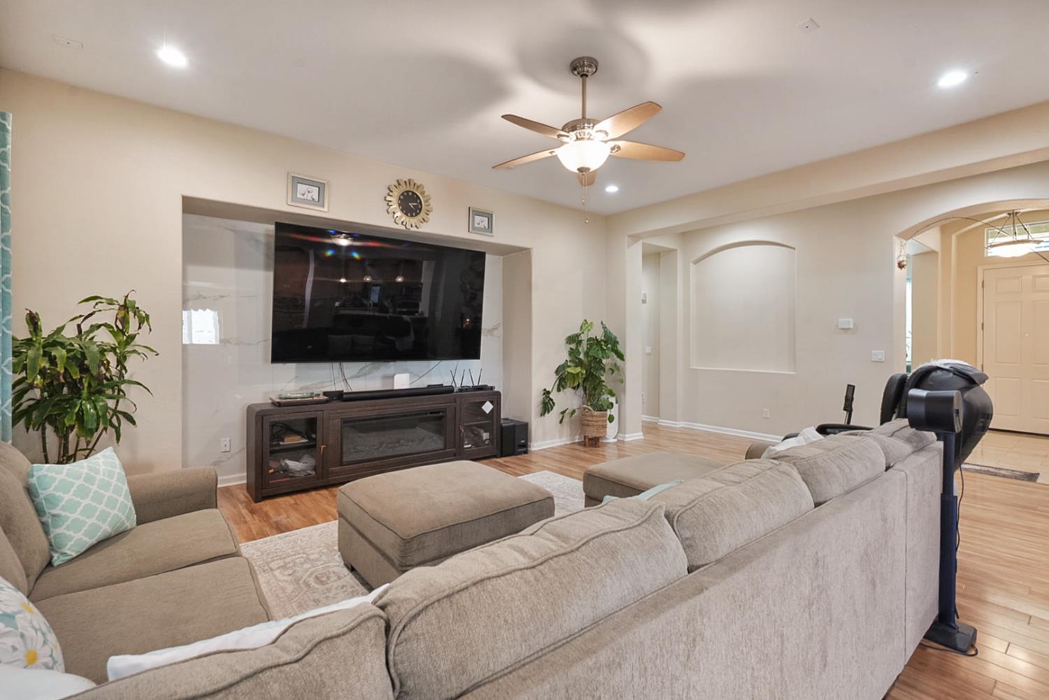 1051 Heartland Dr, Manteca, CA 95337