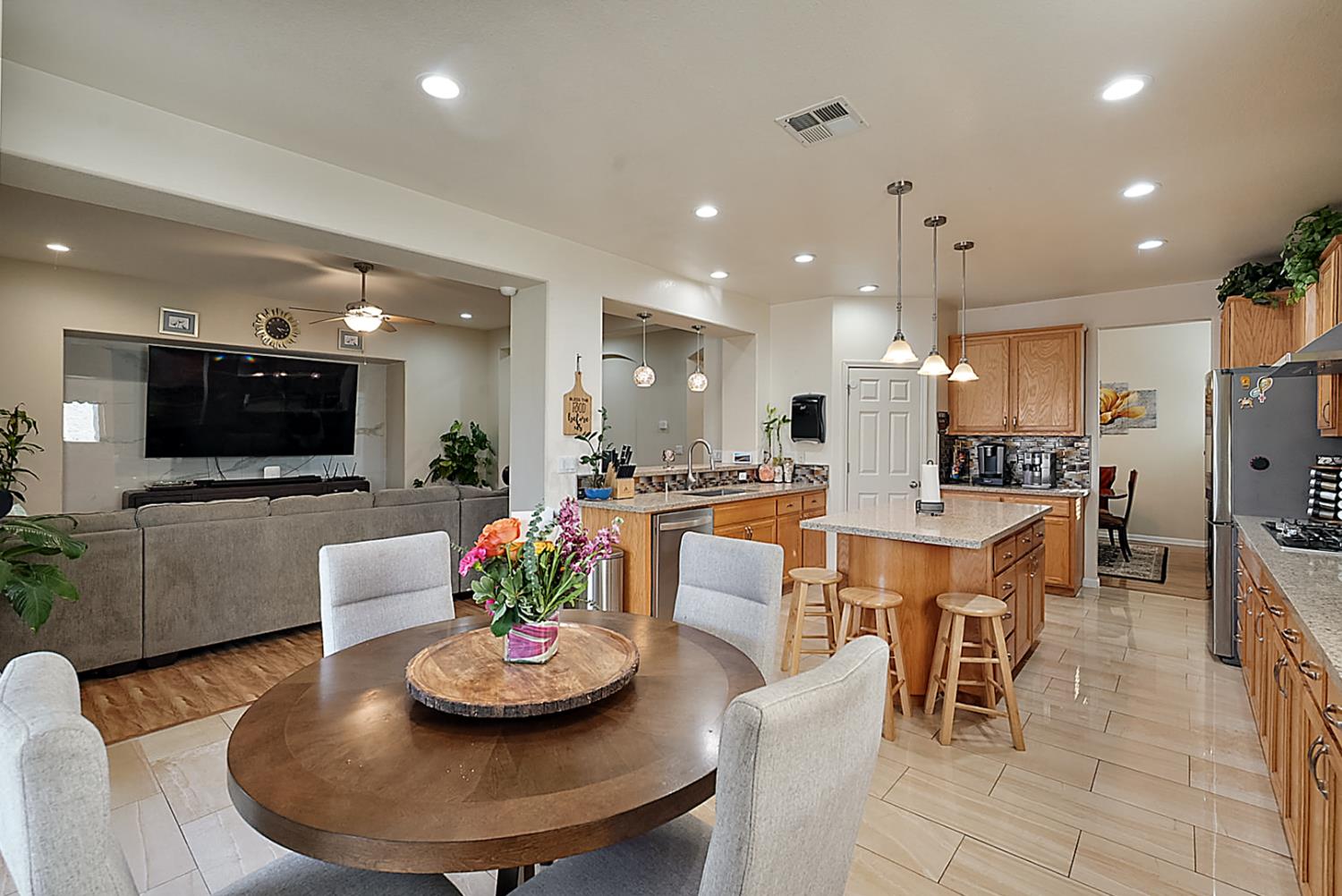 1051 Heartland Dr, Manteca, CA 95337