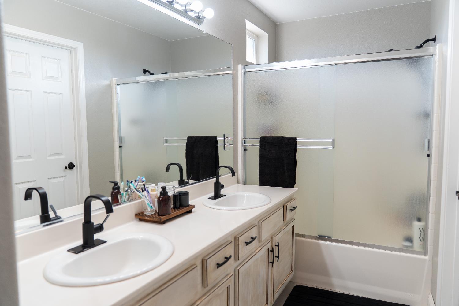 6904 N Melody Ct, Hughson, CA 95326